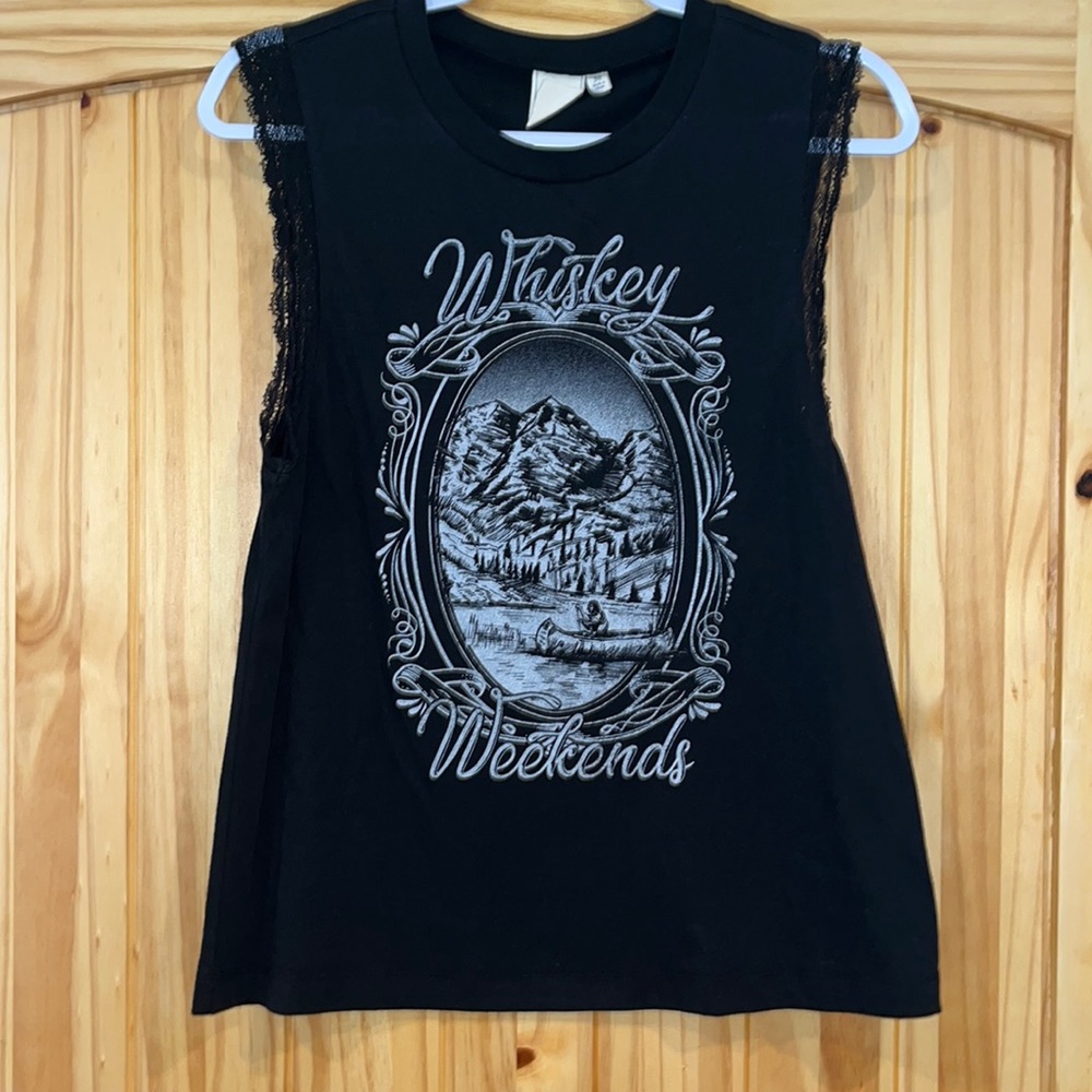 NWOT women’s Size M sleeveless shirt.